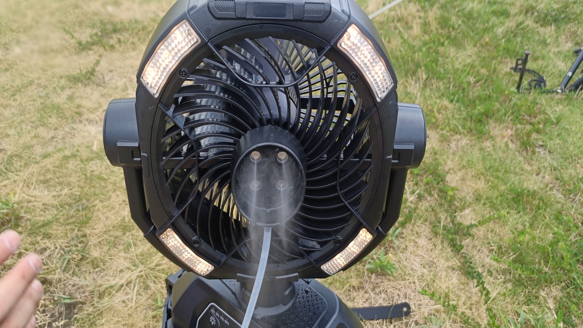ミスト扇風機が動いている様子。