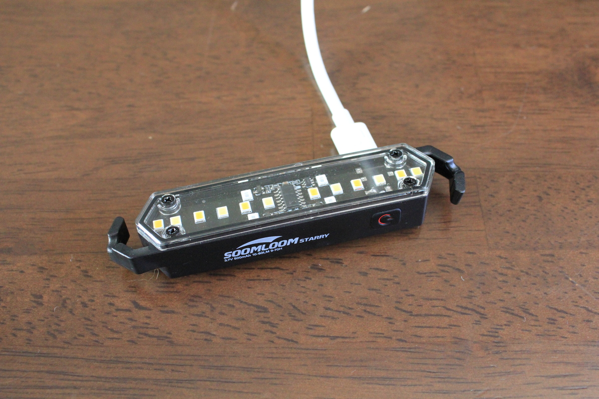 SOOMLOOMのガイロープ用ライトにUSBケーブルを挿して充電している様子