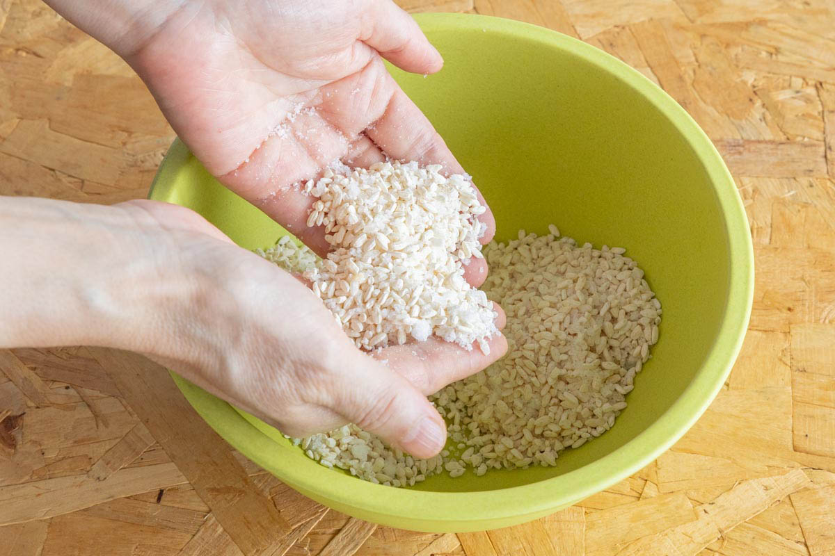 米麹と塩をよく混ぜ合わせる