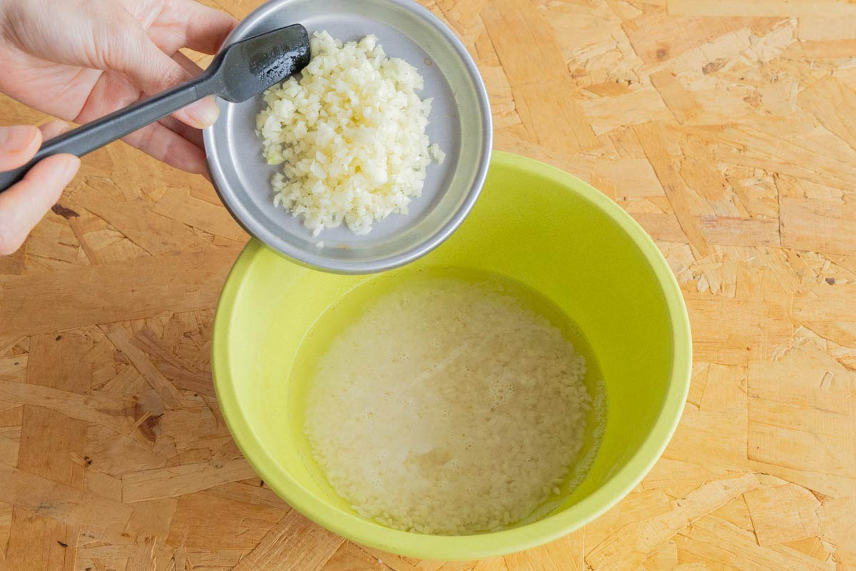 塩麹のベースににんにくのみじん切りを加える