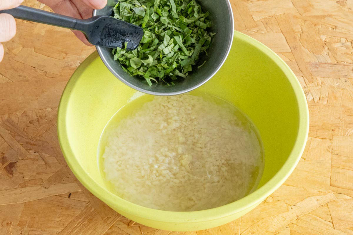 塩麹のベースに千切りにしたバジルを加える