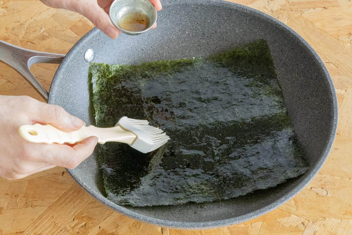 海苔にごま油を塗る