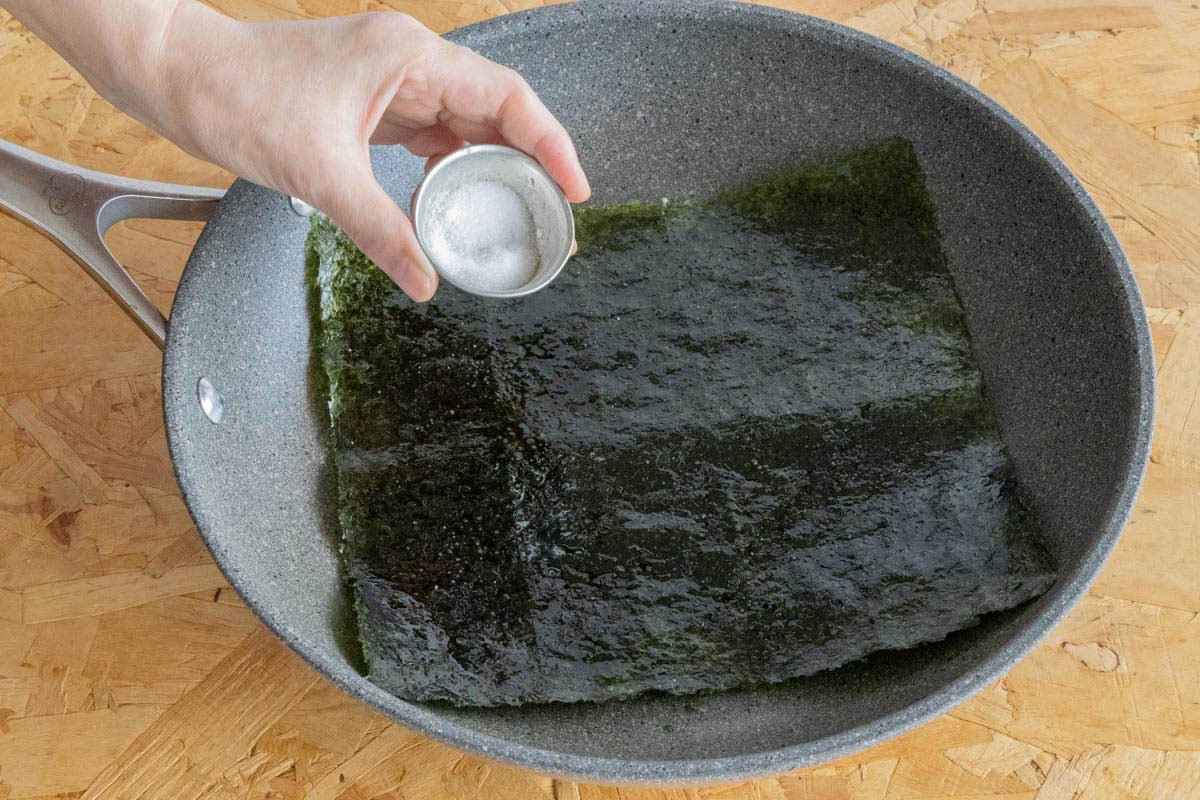 ごま油を塗ったのりに塩をふる