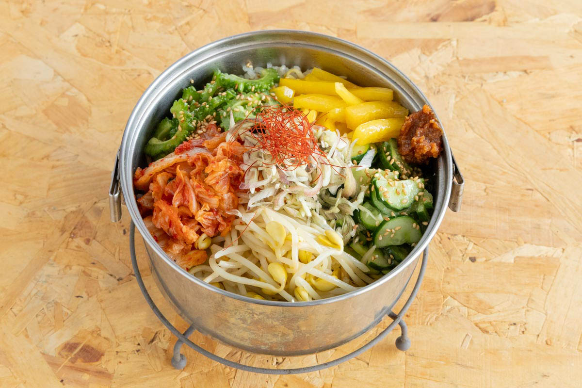 豆もやしごはんに野菜とキムチを盛りつける