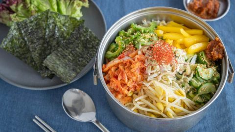 豆もやしの炊き込みごはんで作る、夏野菜たっぷりのキムチビビンバレシピ