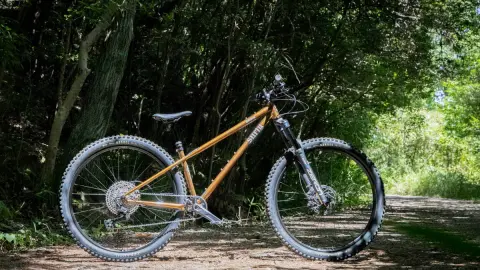 サーリーが魔法をかけて生み出した新型MTB「ソーサレス」。その実力を自転車ライターがレビュー！