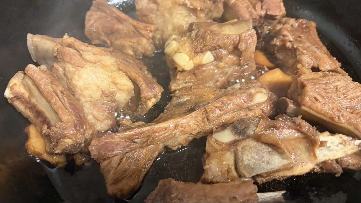 スペアリブの甘辛煮。