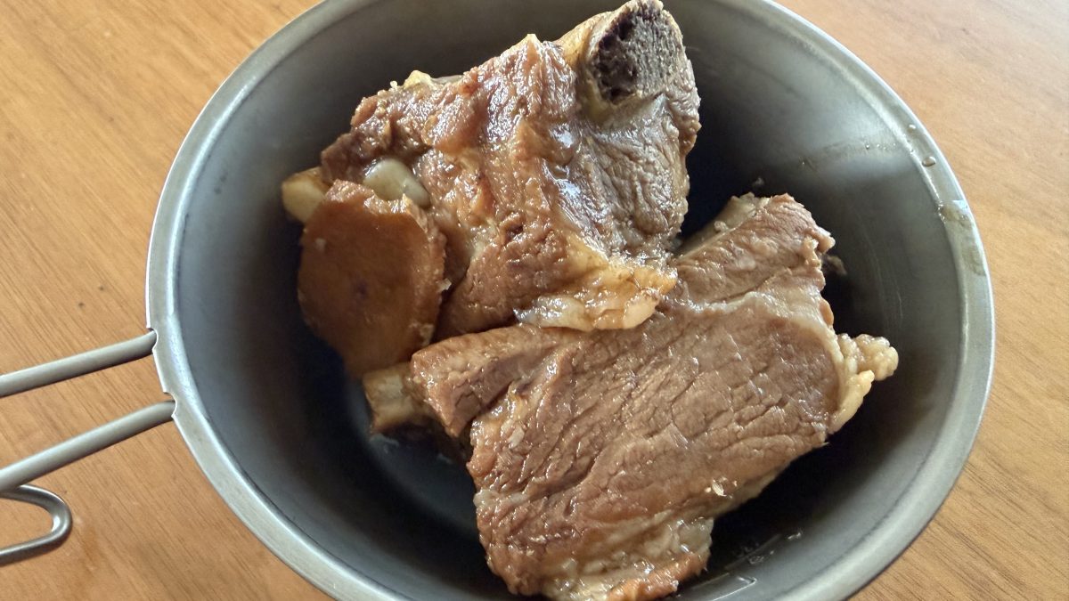 下茹でしたスペアリブ