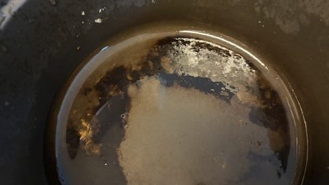 鍋の焦げ付きは酢で落とせる？正しい落とし方や素材別の注意点・頑固な焦げへの対処法を徹底解説