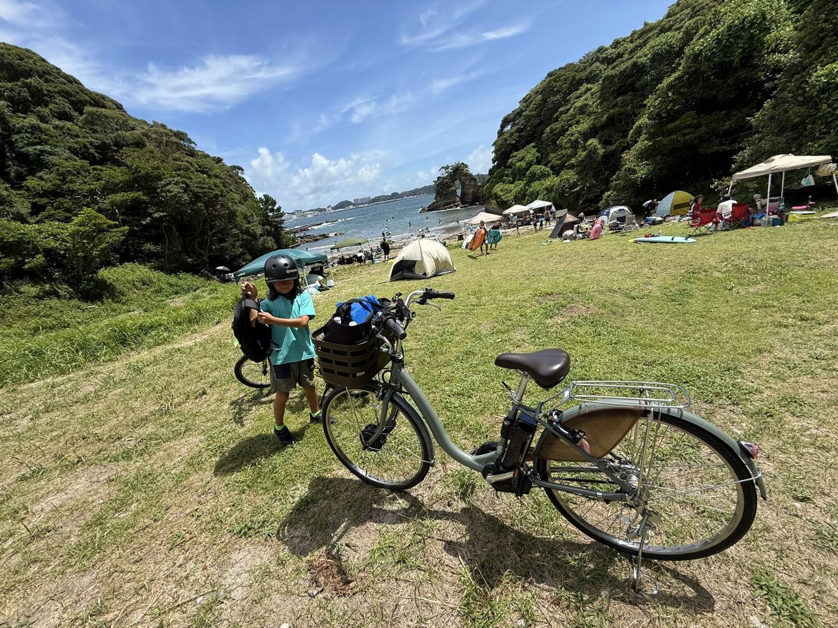 めがね岩の前の浜