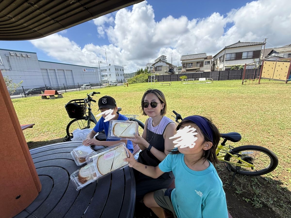 公園でランチを楽しむ母子