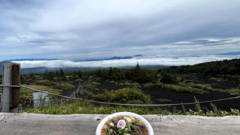 富士山の夏山シーズン終了直前情報。9月10日までしか食べられない山小屋ごはんと絶景散歩を家族で満喫