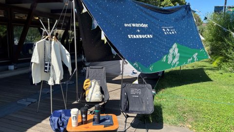 スターバックス×and wanderが初コラボ！　“コーヒーを片手に自然へ”を形にした全22アイテムが登場