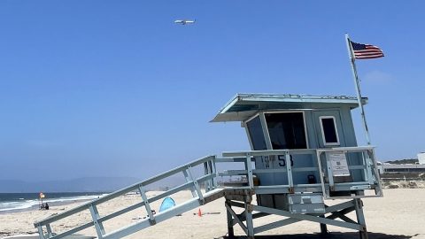 ロサンゼルス国際空港からわずか10分の場所にある穴場ビーチ。そのすぐ近くに今も砂丘が残されているワケ