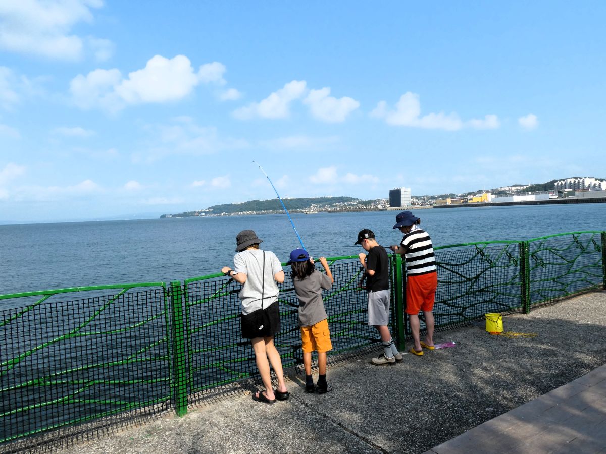 家族で釣りをする様子