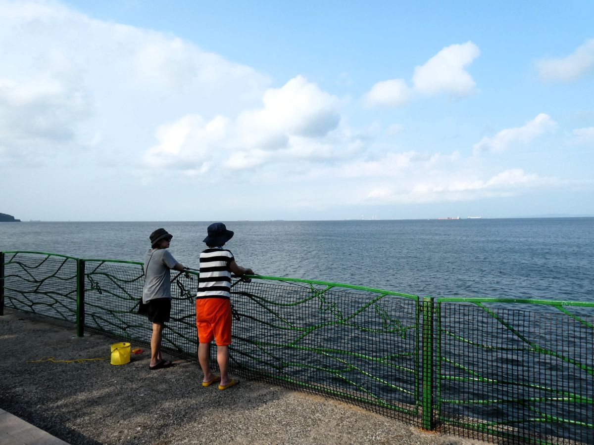 友人と釣りをする筆者