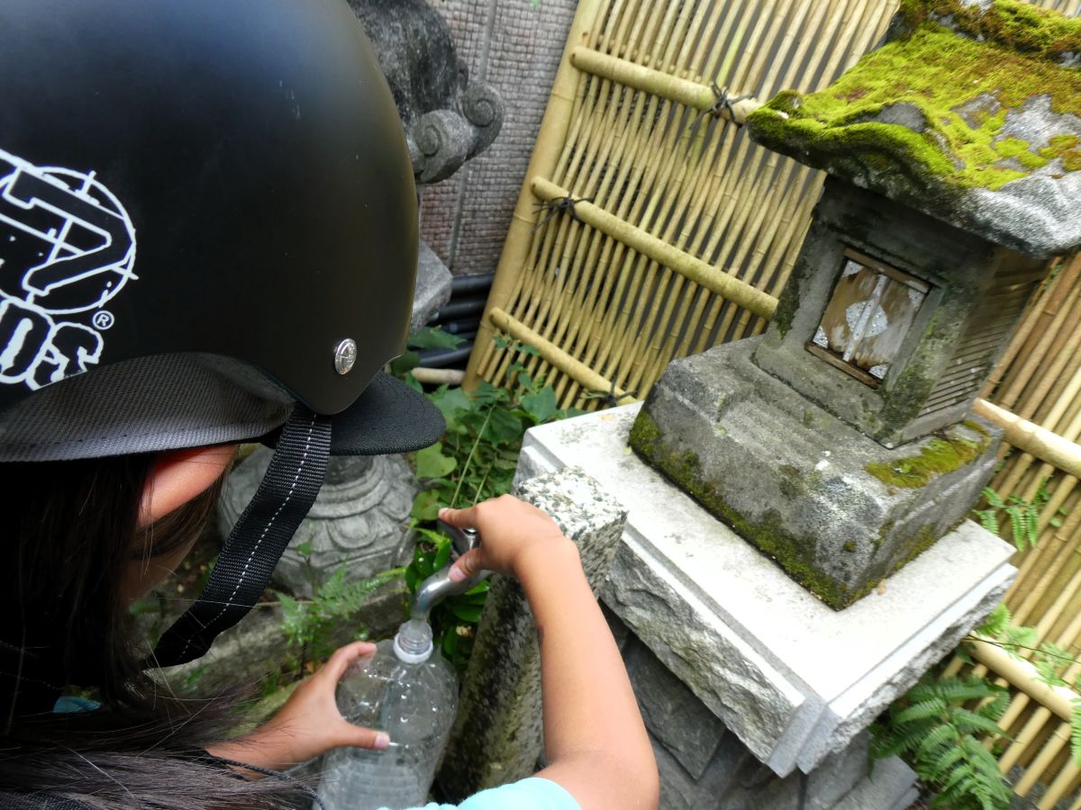 水を汲む