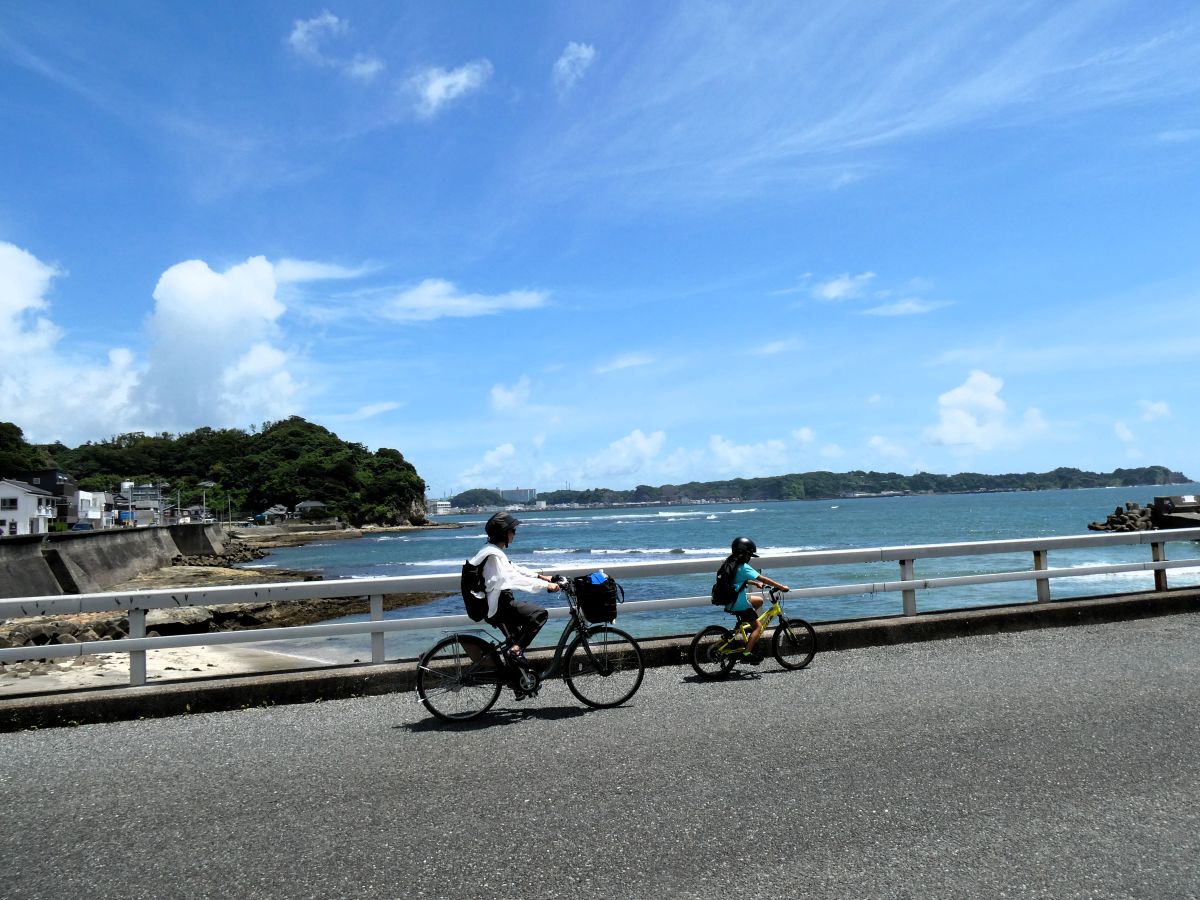 自転車で走る母子