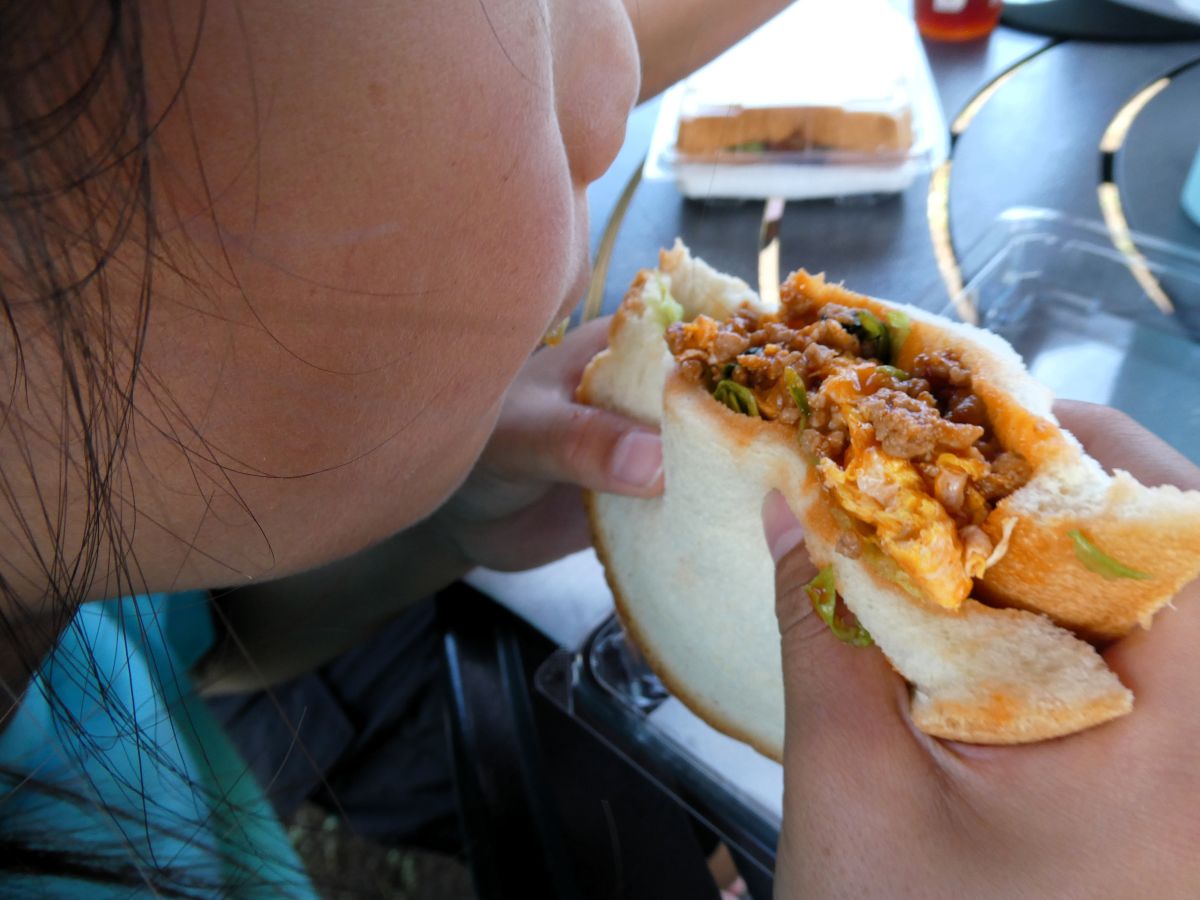 サンドイッチを食べる次男
