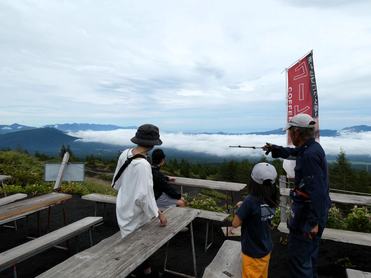 景色を解説する山小屋のオーナー