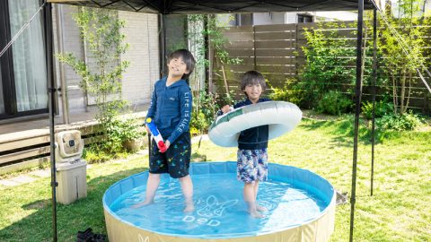 DOD発・コンパクトプール＆片手で運べるタープは庭遊びに最適！
