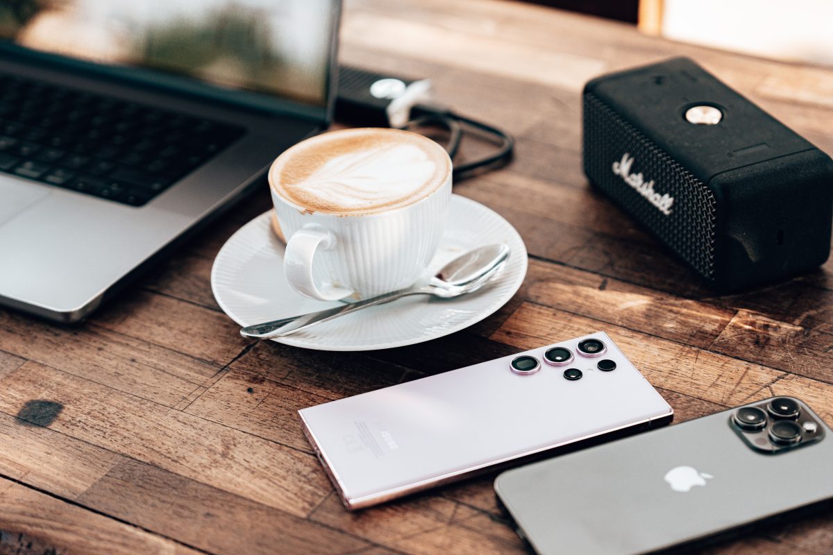 PCとスマホとコーヒーとスピーカー