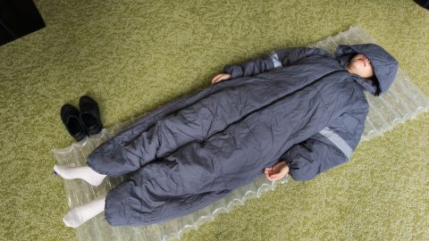 防災用とアウトドア用ではここが違う！キングジム「着る布団＆エアーマット」と「折りたためる防災ベッド」のこだわりをチェックしてきた