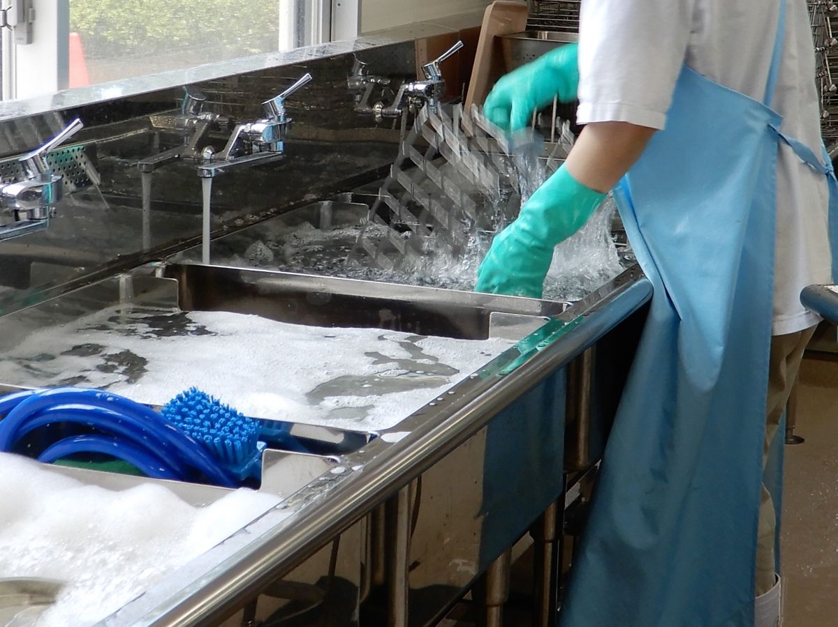 調理器具を洗浄している様子