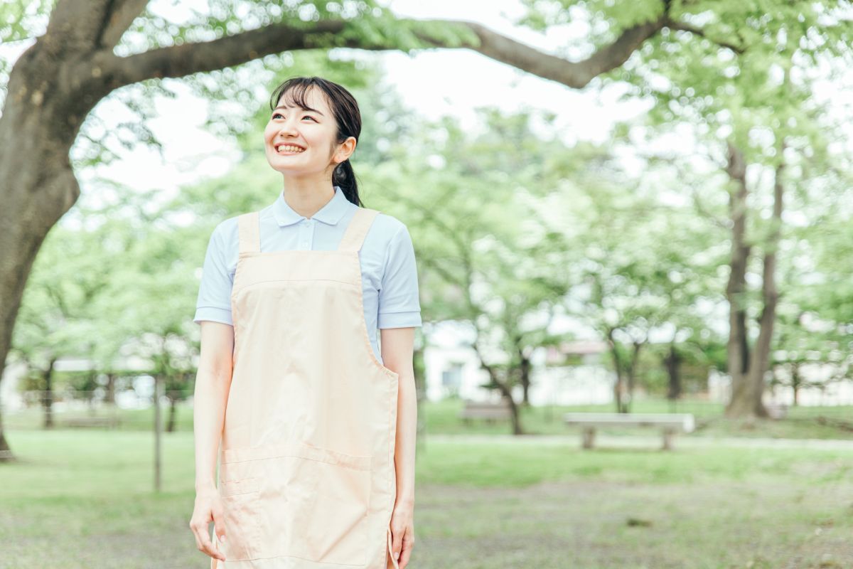 エプロンを着用している女性
