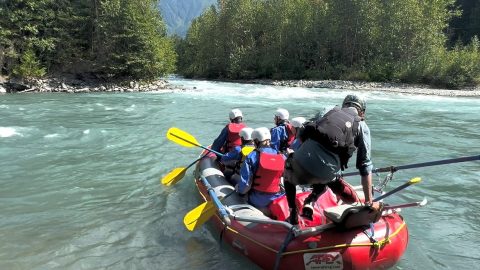 カナダの山あいの小さな街レベルストークで豪快ラフティング！コース全長26kmの氷河の急流を下る