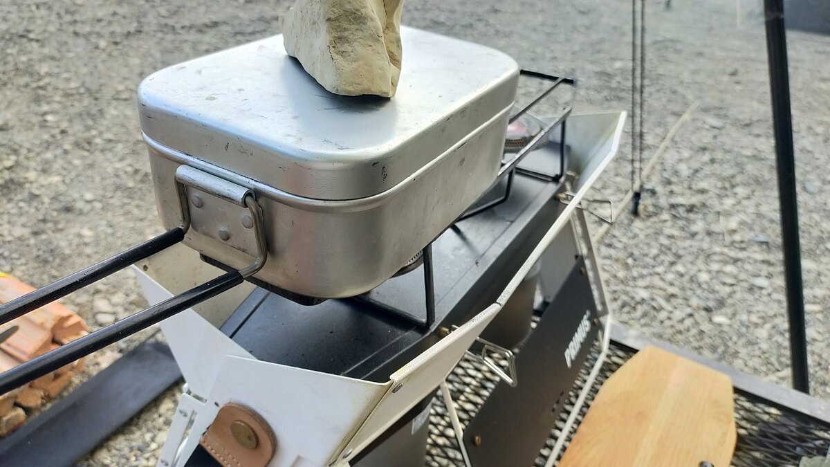 クッカーでコメを炊いている様子。