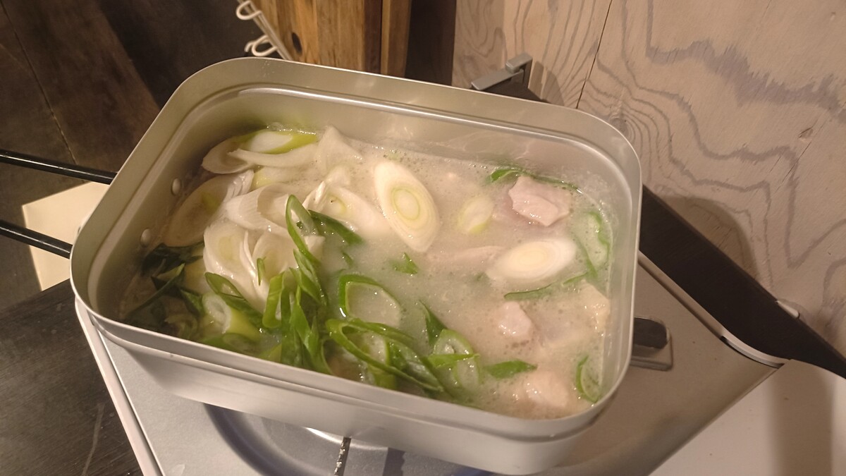 クッカーで鍋を作っている様子。