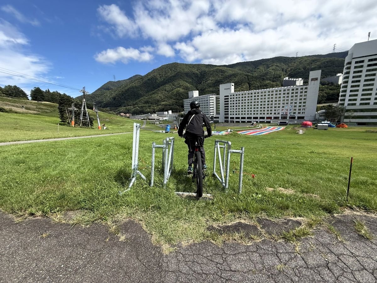 芝スラロームコースを走る