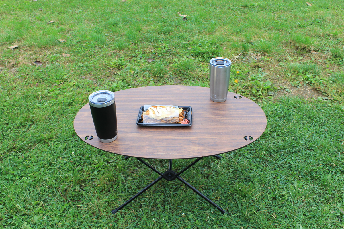 オーバルトップに二人分のタンブラー2つと料理をのせた状態。