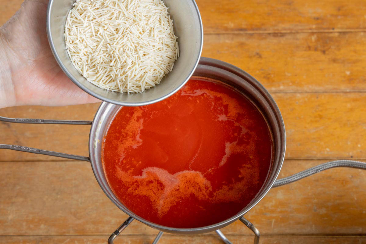 トマトジュースがふつふつしてきたらそうめんを入れる