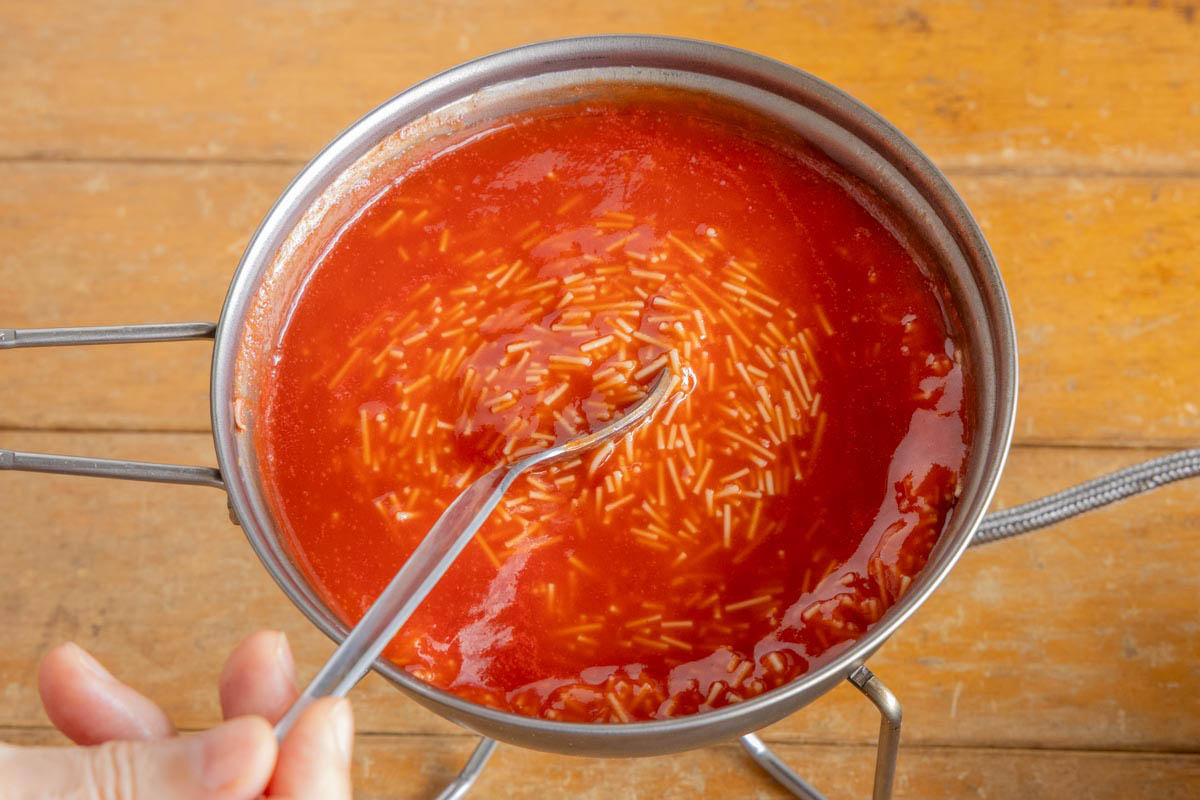 そうめんを好みの硬さになるまで煮る