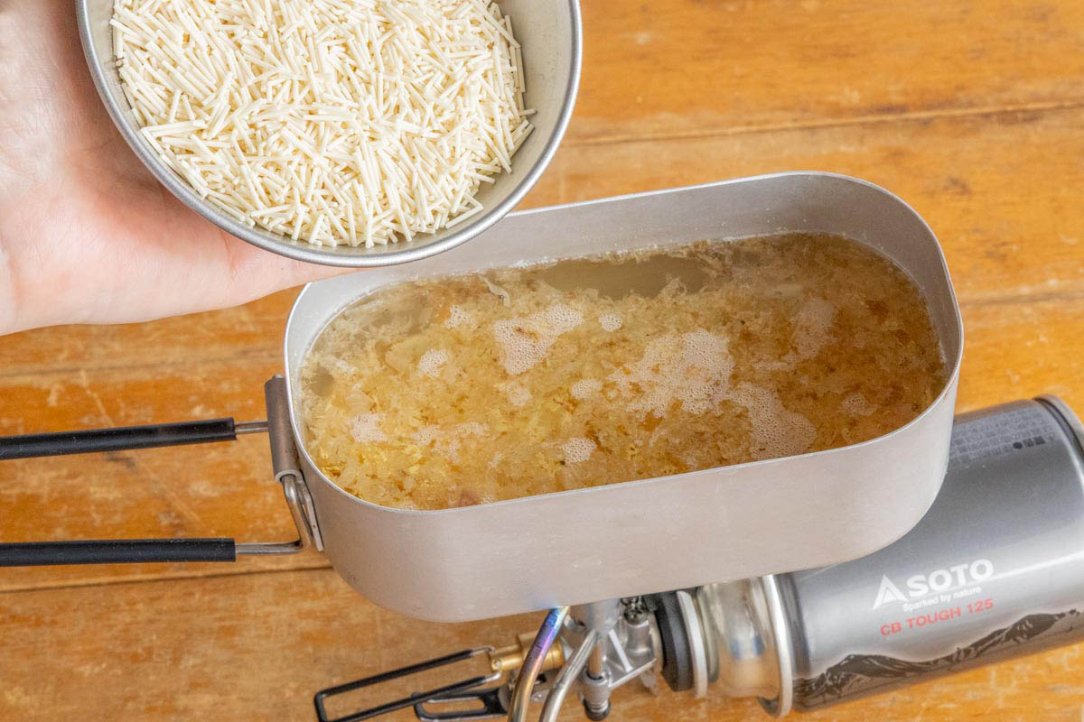 砕いたそうめんを加える