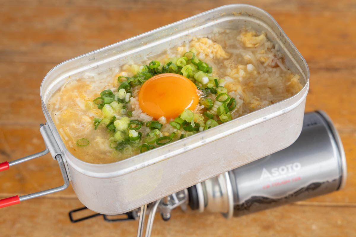 卵黄を中央にトッピングする