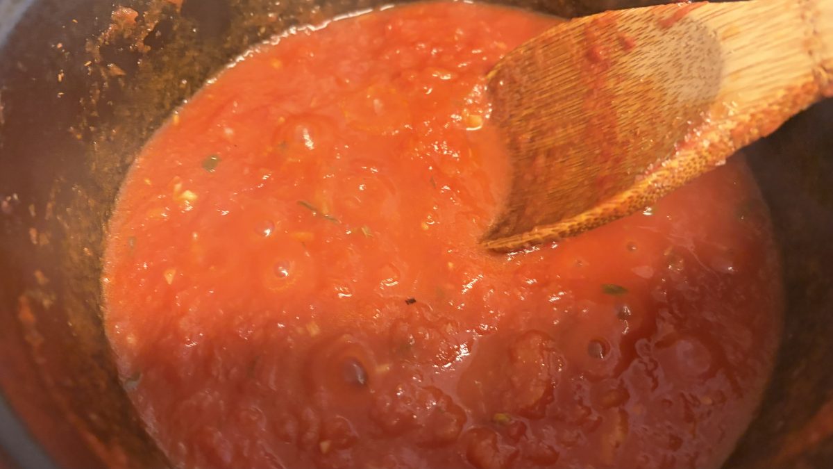 ピザソースを作っているところ
