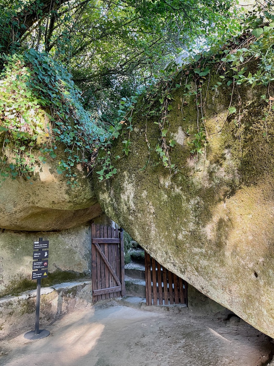 capuchos gate