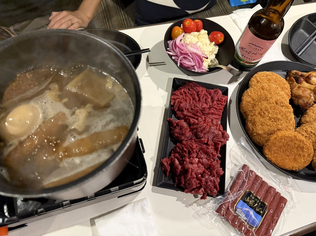この日の夕飯は、御殿場市内の精肉店で購入した馬刺しや揚げ物、そして静岡おでん。