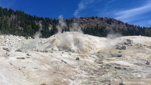 北カリフォルニアのラッセン火山国立公園を歩く。火山と山火事が変える大地の姿