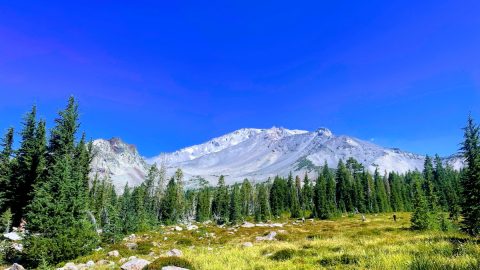 富士山より高い北カリフォルニアの単独峰「シャスタ山」。その麓にある小さな町を歩く