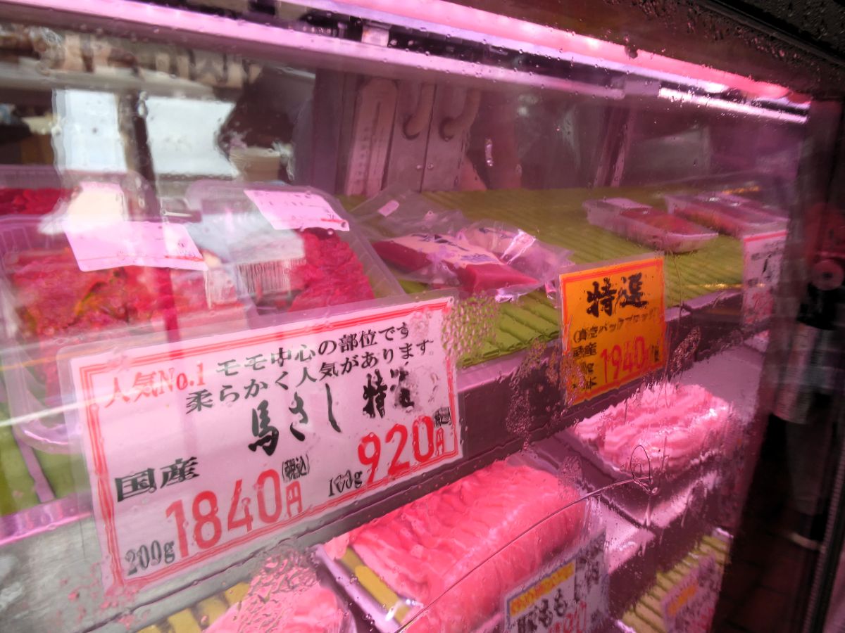 山崎精肉店のショーケース