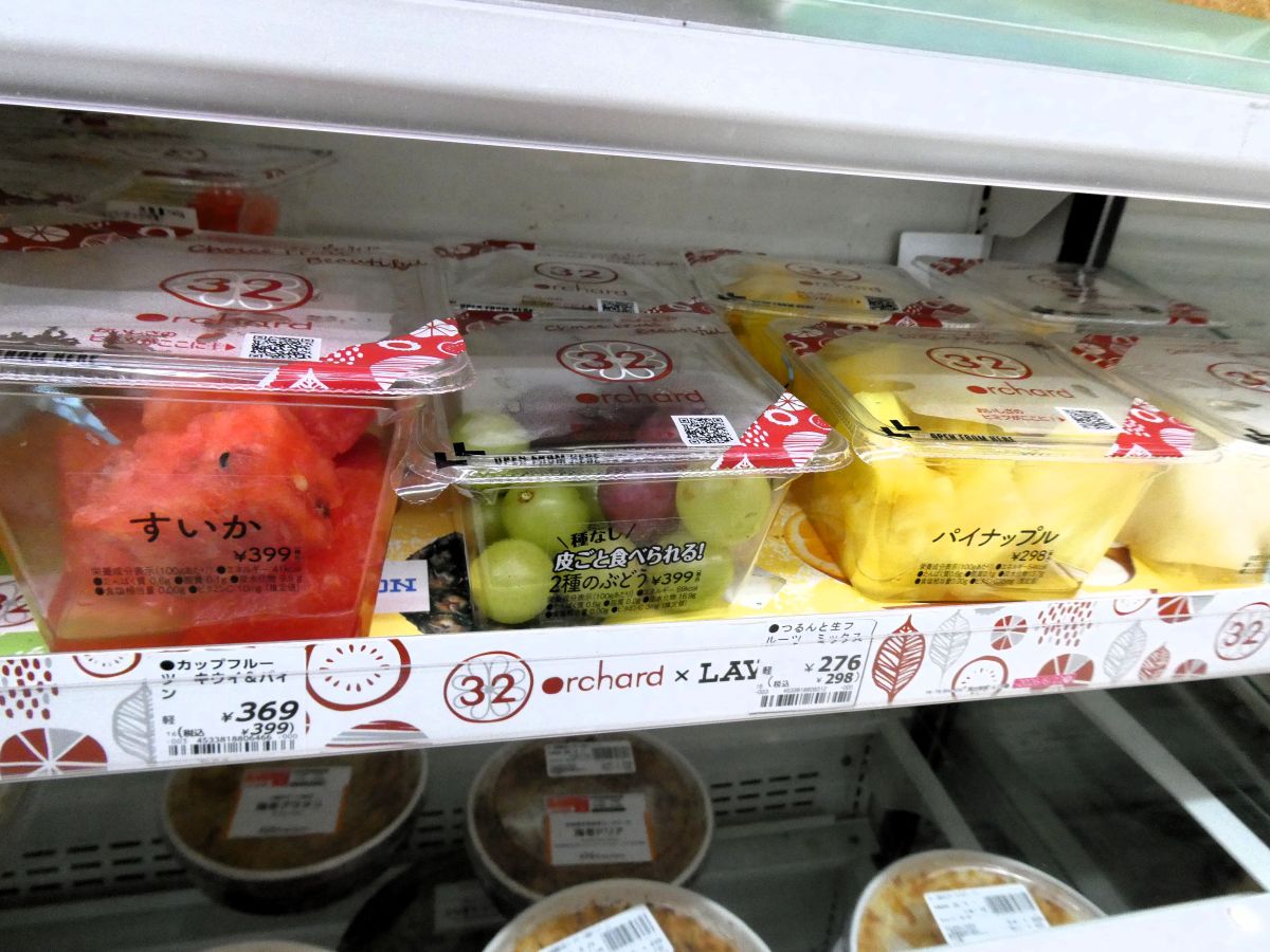 種類豊富なカットフルーツも、この地域限定だそう。