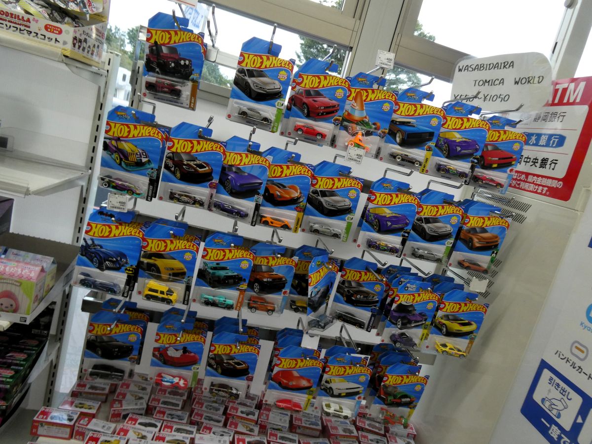 トミカが売られています。