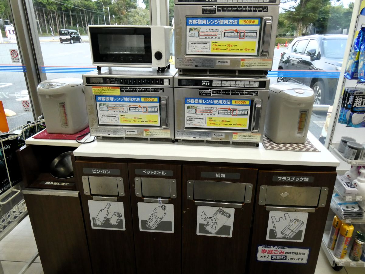 レンジにお湯、飲み物など、必要なものがすぐ手に入ります。