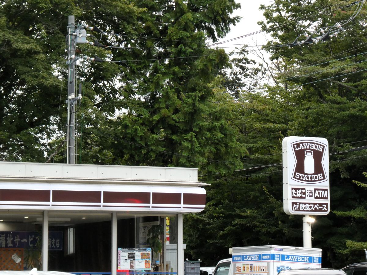 自然豊かな富士山麓の景観に溶け込むよう配慮された、ブラウン基調の店舗デザイン。