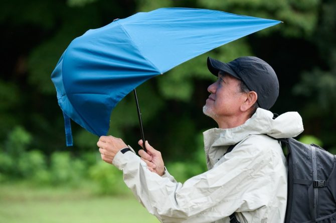 軽量丈夫は当たり前。晴雨兼用折りたたみ傘は「自立」「手が濡れない」が使いやすい