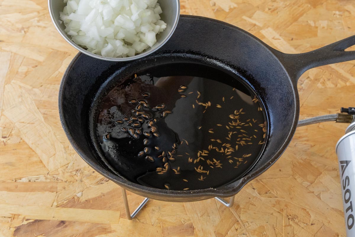 玉ねぎを入れて炒める